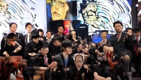 呆妹儿素颜视频引热议，幼态脸被疑美颜滤镜，再掀网络真实性讨论